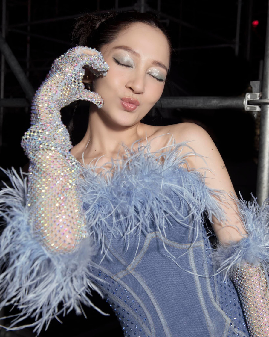 Sau 12 năm bước chân vào showbiz, nữ ca sĩ được đánh giá cao về nhan sắc và gu thời trang. Cô không ngại thử sức ở nhiều phong cách thời trang khác nhau, từ nữ tính đến gợi cảm Sau 12 năm bước chân vào showbiz, nữ ca sĩ được đánh giá cao về nhan sắc và gu thời trang. Cô không ngại thử sức ở nhiều phong cách thời trang khác nhau, từ nữ tính đến gợi cảm