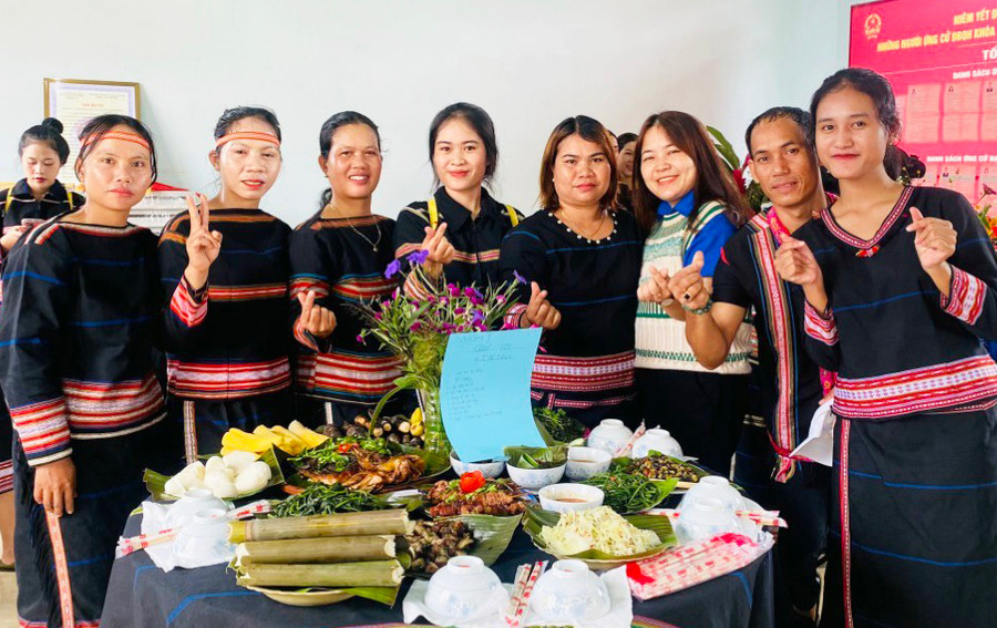 Phụ nữ làng Mơ Nú (xã Chư Á) tham gia lớp tập huấn nghiệp vụ du lịch cộng đồng. Ảnh: N.D Phụ nữ làng Mơ Nú (xã Chư Á) tham gia lớp tập huấn nghiệp vụ du lịch cộng đồng. Ảnh: N.D