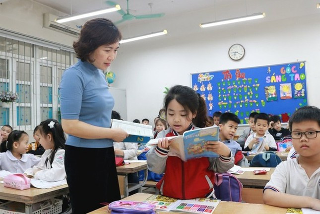 Giáo viên là viên chức sẽ được nhận phụ cấp thu hút cộng với phụ cấp chức vụ lãnh đạo và phụ cấp thâm niên vượt khung (nếu có).