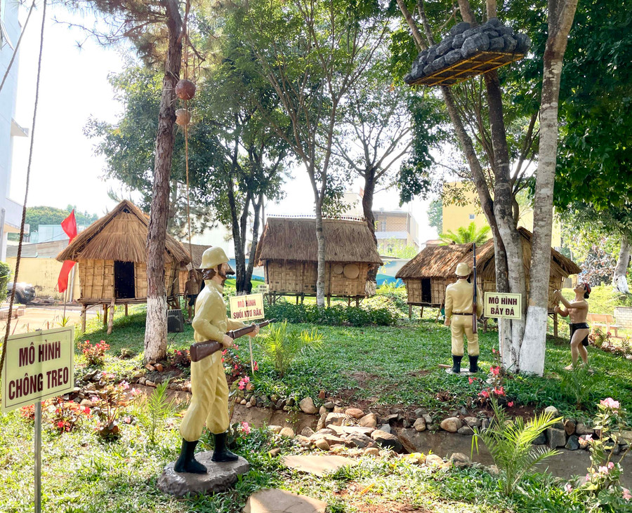 Mô hình Làng kháng chiến Stơr tại khuôn viên Bảo tàng tỉnh. Ảnh: L.N Mô hình Làng kháng chiến Stơr tại khuôn viên Bảo tàng tỉnh. Ảnh: L.N
