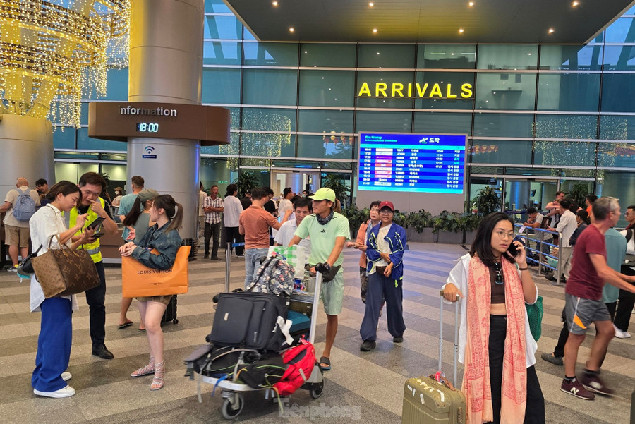 Ga đến sân bay quốc tế Đà Nẵng nhộn nhịp du khách nước ngoài, các chuyến bay đến liên tiếp trong ngày đầu nghỉ lễ. Ga đến sân bay quốc tế Đà Nẵng nhộn nhịp du khách nước ngoài, các chuyến bay đến liên tiếp trong ngày đầu nghỉ lễ.