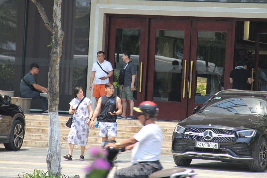 Sở Du lịch Đà Nẵng cho hay, dịp lễ này thành phố dự kiến đón khoảng 340.000 khách, tăng 5% so với năm ngoái. Trong đó khách quốc tế tăng gần 5%. Ông Nguyễn Đức Quỳnh - Chủ tịch Hội khách sạn Đà Nẵng - cho hay công suất phòng các khách sạn ven biển dịp lễ này từ 75-85%, giá phòng tăng khoảng 15% so với thường ngày. Sở Du lịch Đà Nẵng cho hay, dịp lễ này thành phố dự kiến đón khoảng 340.000 khách, tăng 5% so với năm ngoái. Trong đó khách quốc tế tăng gần 5%. Ông Nguyễn Đức Quỳnh - Chủ tịch Hội khách sạn Đà Nẵng - cho hay công suất phòng các khách sạn ven biển dịp lễ này từ 75-85%, giá phòng tăng khoảng 15% so với thường ngày.