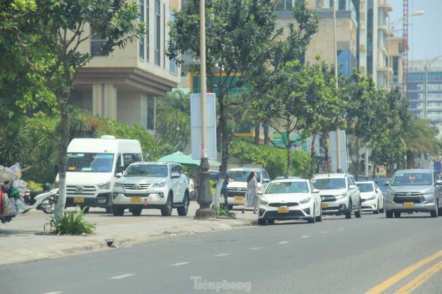 Xe khách liên tục tới các khách sạn đưa đón du khách. Các tuyến đường ven biển là nơi quy tụ nhiều khách sạn nhất Đà Nẵng, trong đó có nhiều khách sạn 4, 5 sao, thường xuyên đón các đoàn khách quốc tế. Xe khách liên tục tới các khách sạn đưa đón du khách. Các tuyến đường ven biển là nơi quy tụ nhiều khách sạn nhất Đà Nẵng, trong đó có nhiều khách sạn 4, 5 sao, thường xuyên đón các đoàn khách quốc tế.