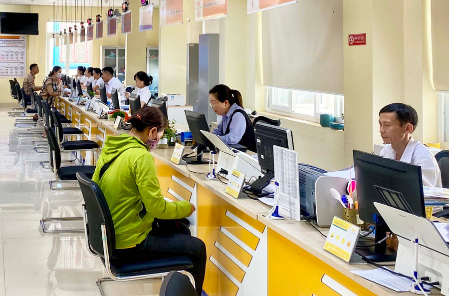 Khu vực tiếp nhận và trả kết quả thủ tục hành chính của các sở, ban, ngành tại Trung tâm Phục vụ hành chính công tỉnh. Ảnh: H.D Khu vực tiếp nhận và trả kết quả thủ tục hành chính của các sở, ban, ngành tại Trung tâm Phục vụ hành chính công tỉnh. Ảnh: H.D