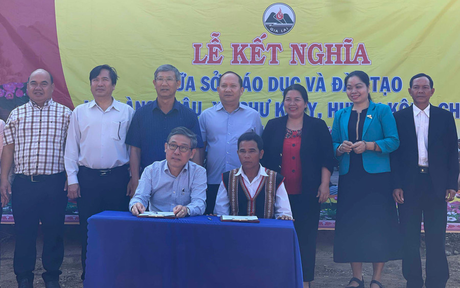Lễ kết nghĩa giữa Sở Giáo dục và Đào tạo với làng Châu, xã Chư Krêy, huyện Kông Chro. Ảnh: Mai Ka Lễ kết nghĩa giữa Sở Giáo dục và Đào tạo với làng Châu, xã Chư Krêy, huyện Kông Chro. Ảnh: Mai Ka