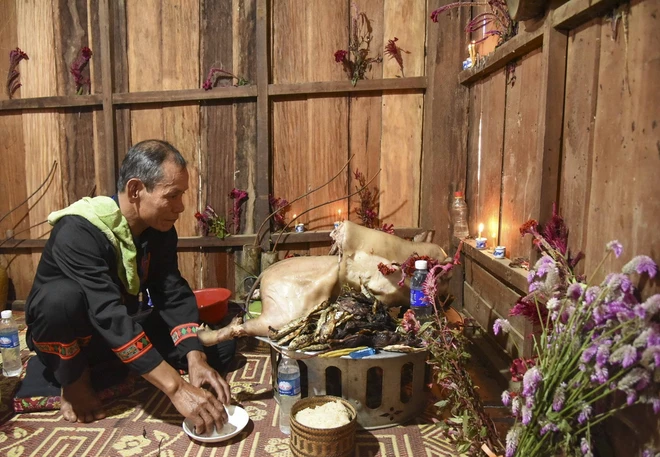 Thầy cúng của bản thực hiện nghi lễ cúng trong ngày Tết. Ảnh: Xuân Tư/TTXVN Thầy cúng của bản thực hiện nghi lễ cúng trong ngày Tết. Ảnh: Xuân Tư/TTXVN