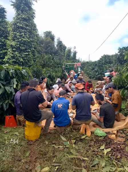 Bữa cơm sum vầy giữa rẫy cà phê của người thiên di