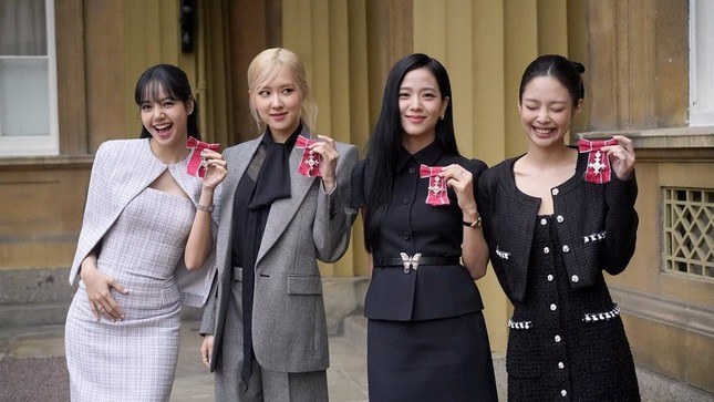 BlackPink được nhận huân chương danh dự từ Vua Charles. BlackPink được nhận huân chương danh dự từ Vua Charles.