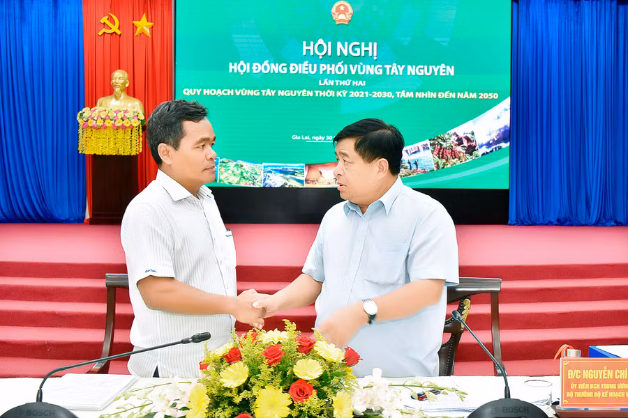 Ủy viên Ban Chấp hành Trung ương Đảng, Bí thư Tỉnh ủy, Chủ tịch HĐND tỉnh Gia Lai Hồ Văn Niên (bìa trái) trao đổi với Ủy viên Ban Chấp hành Trung ương Đảng, Phó Chủ tịch Hội đồng điều phối vùng Tây Nguyên, Bộ trưởng Bộ KH-ĐT Nguyễn Chí Dũng tại hội nghị. Ảnh: Đức Thụy