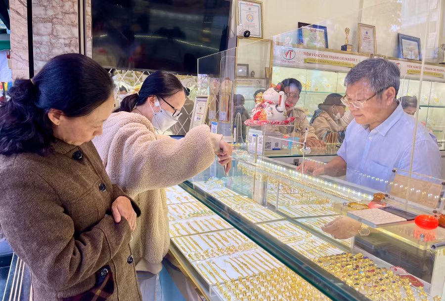 Thị trường mua bán vàng tại TP. Pleiku đang khá nhộn nhịp. Ảnh: V.T