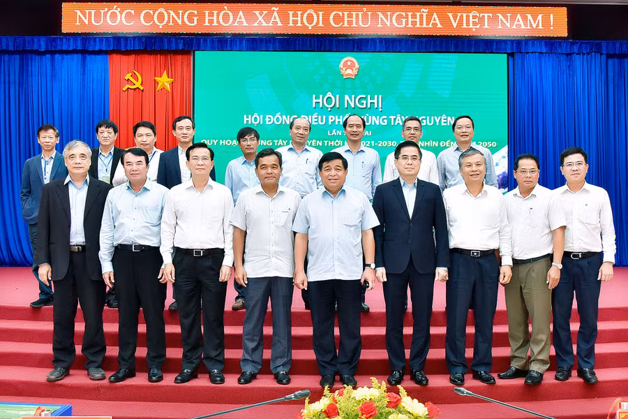 Bộ trưởng Bộ KH-ĐT Nguyễn Chí Dũng (hàng trước, thứ 5 từ phải sang) chụp ảnh cùng lãnh đạo các tỉnh trong vùng Tây Nguyên. Ảnh: Đức Thụy