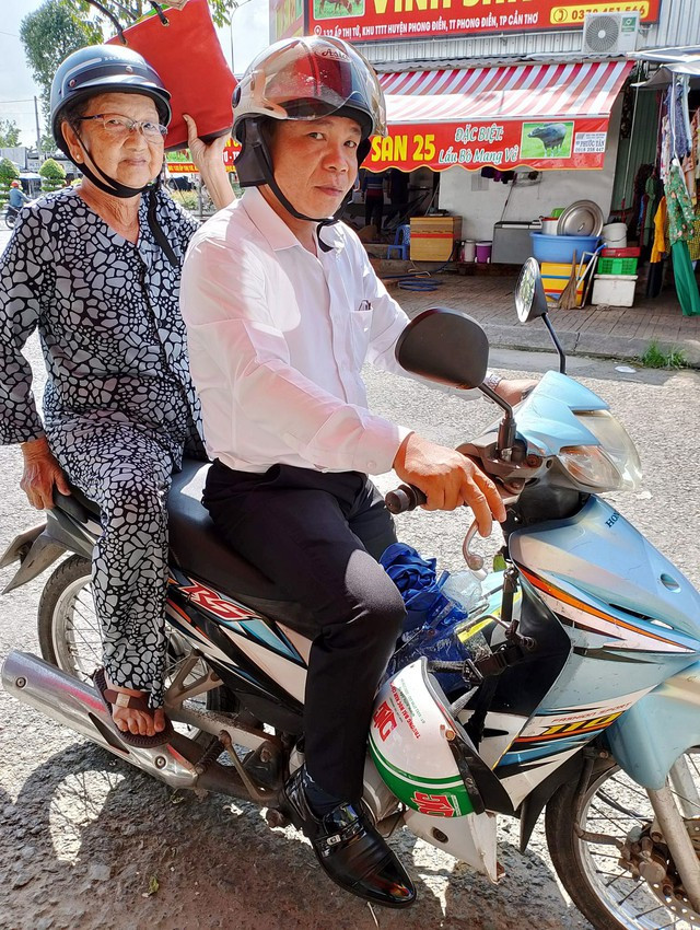 Thầy Lê Nhựt Tân thường xuyên chở các cụ già đi khám bệnh Thầy Lê Nhựt Tân thường xuyên chở các cụ già đi khám bệnh