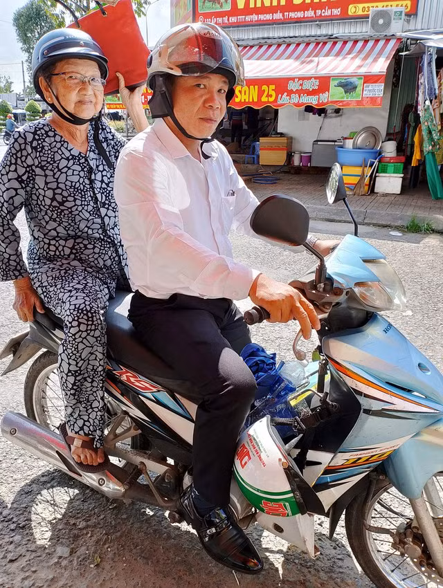 Thầy Lê Nhựt Tân thường xuyên chở các cụ già đi khám bệnh