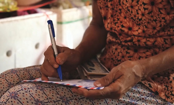 Cặm cụi ghi từng tên bệnh nhân để mang tới trao tặng. Cặm cụi ghi từng tên bệnh nhân để mang tới trao tặng.