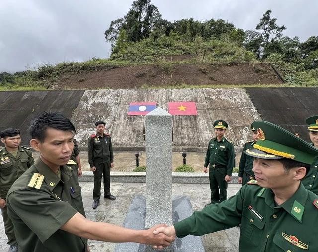 Lực lượng biên phòng VN và bảo vệ biên giới Lào bắt tay tại cột mốc đại 666 tại cửa khẩu A Đớt (H.A Lưới, Thừa Thiên - Huế) - Tà Vàng (H.Ka Lùm, Sê Kông, Lào) Lực lượng biên phòng VN và bảo vệ biên giới Lào bắt tay tại cột mốc đại 666 tại cửa khẩu A Đớt (H.A Lưới, Thừa Thiên - Huế) - Tà Vàng (H.Ka Lùm, Sê Kông, Lào)