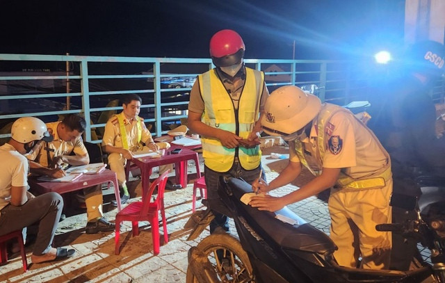 Cơ quan chức năng tỉnh Kon Tum lập biên bản xử phạt trường hợp vi phạm nồng độ cồn Cơ quan chức năng tỉnh Kon Tum lập biên bản xử phạt trường hợp vi phạm nồng độ cồn