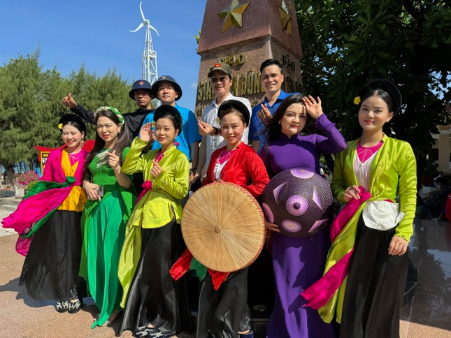 Đoàn nghệ sỹ Nhà hát Chèo Việt Nam chụp ảnh lưu niệm tại đảo Sinh Tồn Đông Đoàn nghệ sỹ Nhà hát Chèo Việt Nam chụp ảnh lưu niệm tại đảo Sinh Tồn Đông