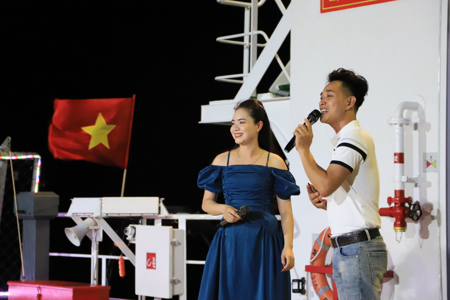 Nghệ sỹ Hồng Toan - Hồng Năm hát trên boong tàu kiểm ngư KN-491. Nghệ sỹ Hồng Toan - Hồng Năm hát trên boong tàu kiểm ngư KN-491.