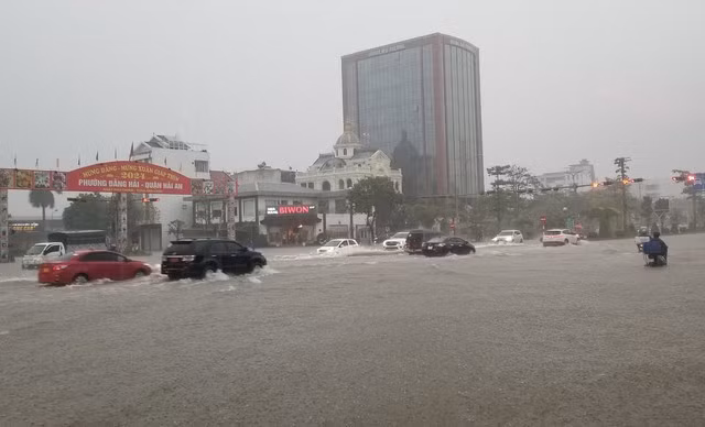 Đường Lê Hồng Phong, đoạn qua địa bàn Q.Hải An biến thành sông.