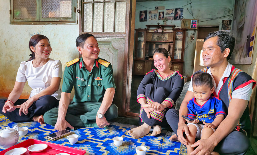 Gia đình Thiếu tá quân nhân chuyên nghiệp Nguyễn Văn Kiên và gia đình anh Rơ Lan Nam thường xuyên qua lại thăm hỏi, động viên nhau trong cuộc sống. Ảnh: S.T