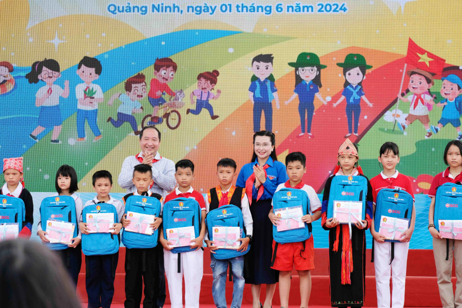 Chị Nguyễn Phạm Duy Trang cùng đại biểu trao tặng ba lô cho học sinh có hoàn cảnh khó khăn Chị Nguyễn Phạm Duy Trang cùng đại biểu trao tặng ba lô cho học sinh có hoàn cảnh khó khăn