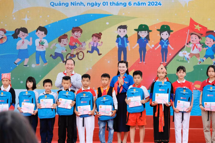 Chị Nguyễn Phạm Duy Trang cùng đại biểu trao tặng ba lô cho học sinh có hoàn cảnh khó khăn