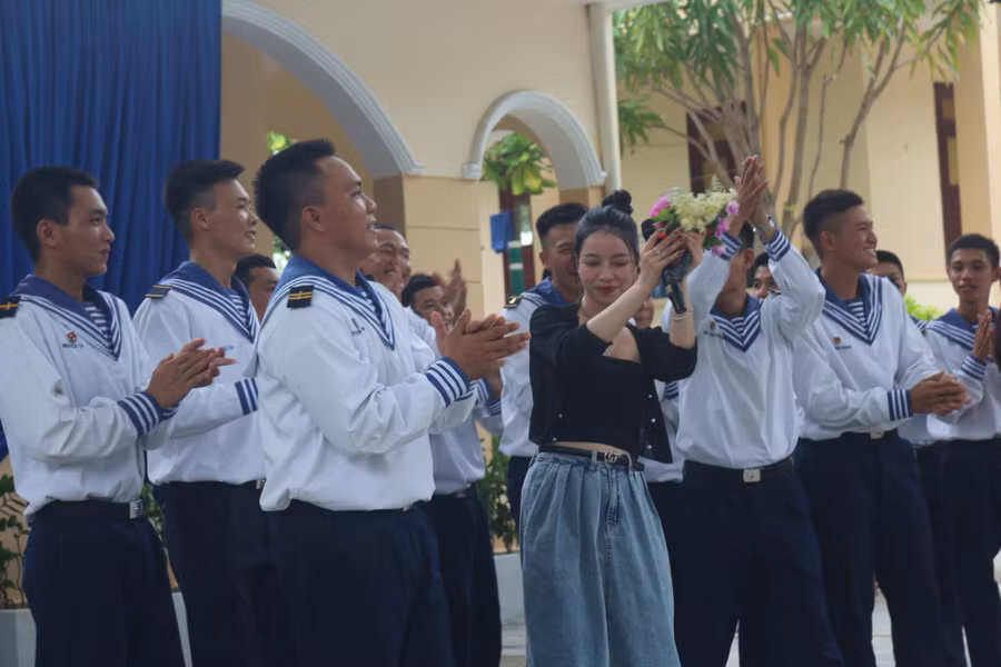 Nghệ sỹ Thu Phương giao lưu với cán bộ, chiến sỹ đảo Sinh Tồn. Ảnh: Nguyễn Tuấn