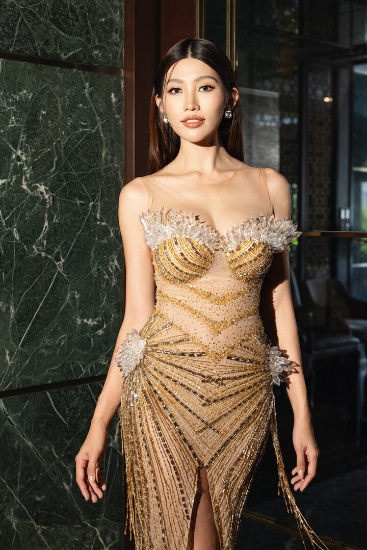 Á hậu 1 Miss Grand Việt Nam 2022 Chế Nguyễn Quỳnh Châu khoe vòng một đầy và đôi chân thon dài qua mẫu đầm cúp ngực, xẻ tà cao vút đính kim sa. Á hậu 1 Miss Grand Việt Nam 2022 Chế Nguyễn Quỳnh Châu khoe vòng một đầy và đôi chân thon dài qua mẫu đầm cúp ngực, xẻ tà cao vút đính kim sa.