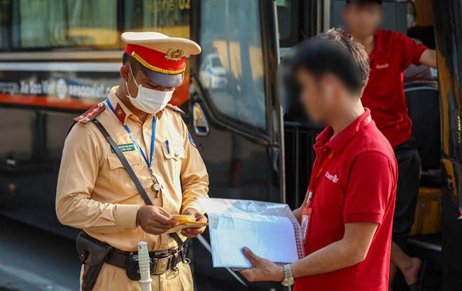 Người dân có thể xuất trình thông tin giấy phép lái xe đã được phê duyệt trên ứng dụng VNeID để lực lượng chức năng kiểm tra. Ảnh minh họa Tô Thế Người dân có thể xuất trình thông tin giấy phép lái xe đã được phê duyệt trên ứng dụng VNeID để lực lượng chức năng kiểm tra. Ảnh minh họa Tô Thế