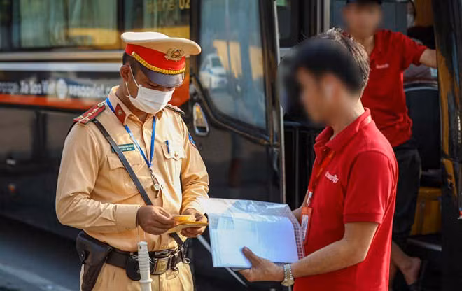 Người dân có thể xuất trình thông tin giấy phép lái xe đã được phê duyệt trên ứng dụng VNeID để lực lượng chức năng kiểm tra. Ảnh minh họa Tô Thế