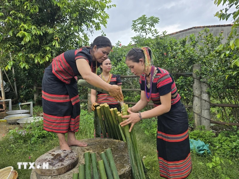 Già làng người Brâu phân công phụ nữ làm những công việc nhẹ như bắt cá, hái rau rừng, nấu ăn và ở nhà trang trí nơi cúng lễ. (Ảnh: Khoa Chương/TTXVN) Già làng người Brâu phân công phụ nữ làm những công việc nhẹ như bắt cá, hái rau rừng, nấu ăn và ở nhà trang trí nơi cúng lễ. (Ảnh: Khoa Chương/TTXVN)