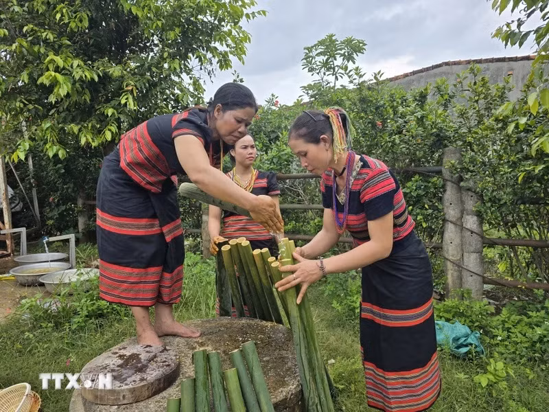 Già làng người Brâu phân công phụ nữ làm những công việc nhẹ như bắt cá, hái rau rừng, nấu ăn và ở nhà trang trí nơi cúng lễ. (Ảnh: Khoa Chương/TTXVN)