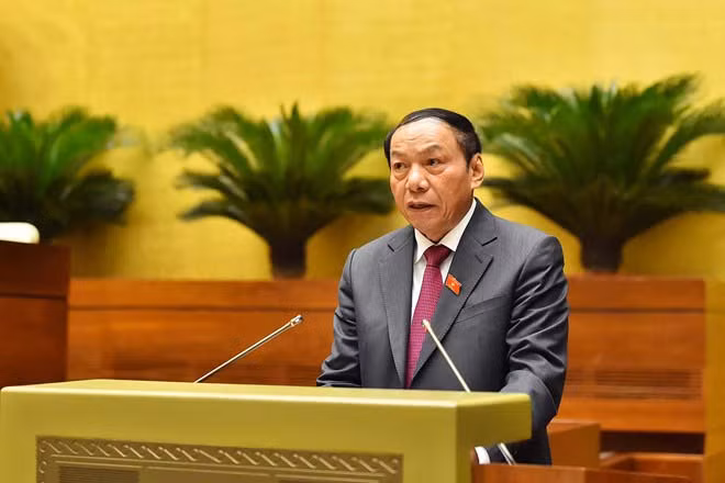 Bộ trưởng Bộ Văn hóa-Thể thao và Du lịch Nguyễn Văn Hùng trình bày tờ trình về chủ trương đầu tư chương trình phát triển văn hóa. Ảnh: Phạm Đông