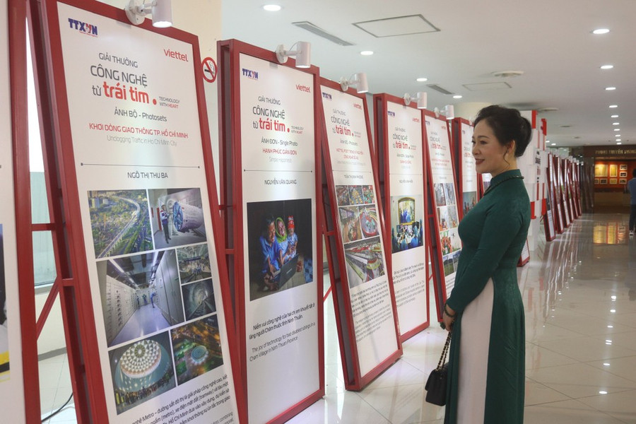 Các tác phẩm xuất sắc đang được trưng bày tại Trung tâm Thông tấn quốc gia, 5 Lý Thường Kiệt, Hà Nội. (Ảnh: PV/Vietnam+) Các tác phẩm xuất sắc đang được trưng bày tại Trung tâm Thông tấn quốc gia, 5 Lý Thường Kiệt, Hà Nội. (Ảnh: PV/Vietnam+)