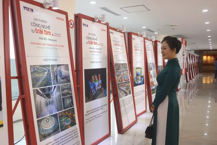 Các tác phẩm xuất sắc đang được trưng bày tại Trung tâm Thông tấn quốc gia, 5 Lý Thường Kiệt, Hà Nội. (Ảnh: PV/Vietnam+)