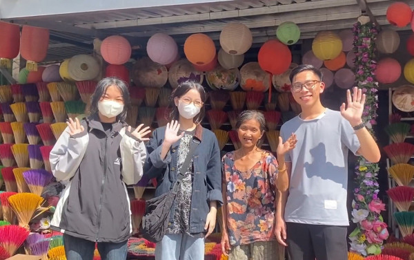 Nhiều bạn trẻ là các tình nguyện viên cũng đến hỗ trợ mệ Tuyết mang quà tới các bệnh nhân ung thư. Nhiều bạn trẻ là các tình nguyện viên cũng đến hỗ trợ mệ Tuyết mang quà tới các bệnh nhân ung thư.