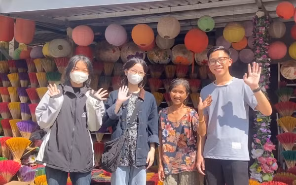 Nhiều bạn trẻ là các tình nguyện viên cũng đến hỗ trợ mệ Tuyết mang quà tới các bệnh nhân ung thư.