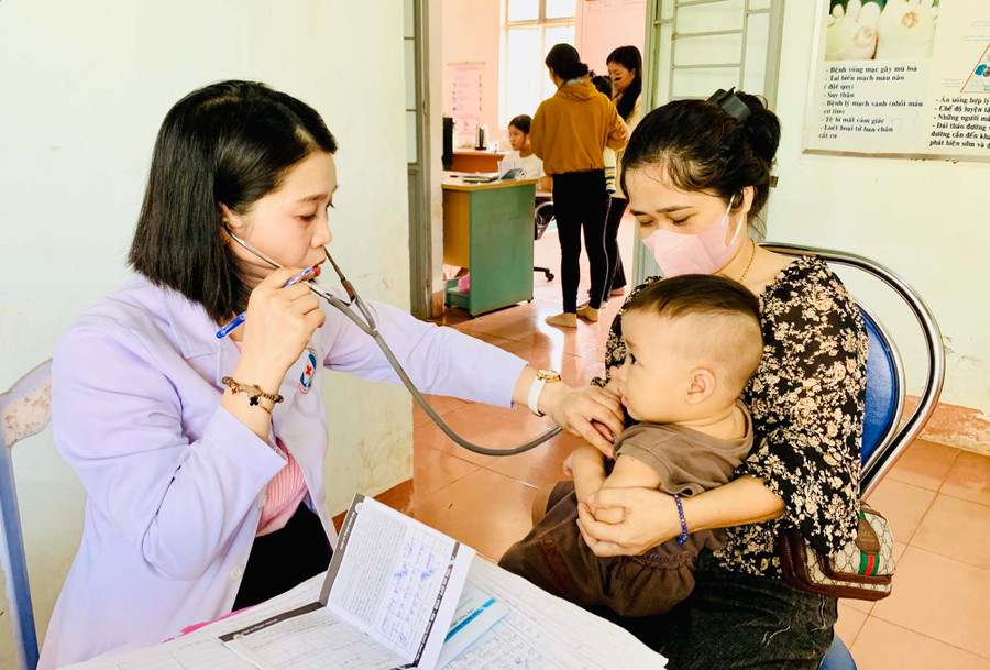Nhân viên Trạm Y tế thị trấn Chư Ty (huyện Đức Cơ) khám sàng lọc trước khi tiêm chủng cho trẻ em. Ảnh: N.N Nhân viên Trạm Y tế thị trấn Chư Ty (huyện Đức Cơ) khám sàng lọc trước khi tiêm chủng cho trẻ em. Ảnh: N.N