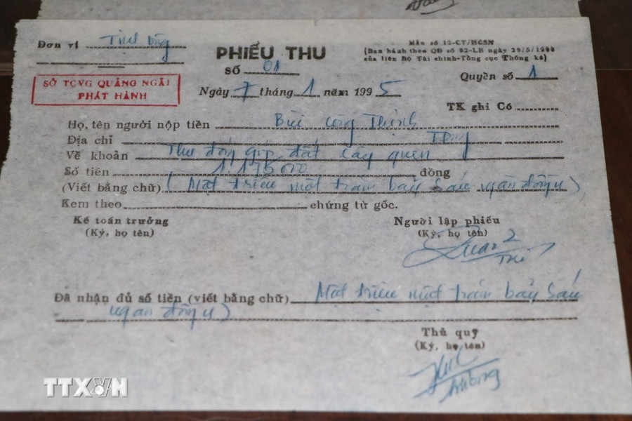 Giấy nộp tiền của người dân. (Ảnh: Đinh Hương/TTXVN) Giấy nộp tiền của người dân. (Ảnh: Đinh Hương/TTXVN)