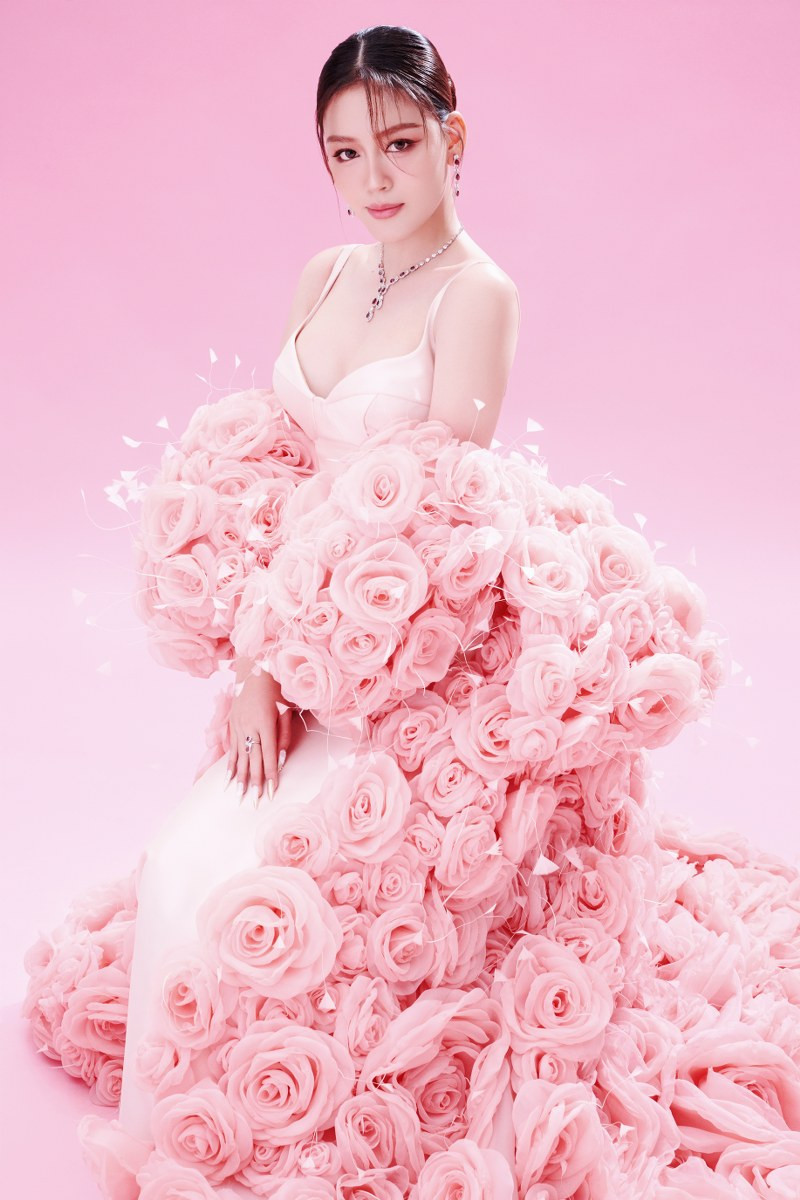 Mới đây, Đặng Thanh Ngân gây chú ý khi chia sẻ bộ ảnh mới, được khen ngợi ngày càng nhuận sắc sau 1 năm giành Á hậu Siêu quốc gia. Người đẹp chọn bộ váy hồng, tôn đường cong nóng bỏng. Điểm nhấn của bộ trang phục là áo choàng được đính kết từ nhiều hoa hồng lộng lẫy, gửi gắm thông điệp ý nghĩa Mới đây, Đặng Thanh Ngân gây chú ý khi chia sẻ bộ ảnh mới, được khen ngợi ngày càng nhuận sắc sau 1 năm giành Á hậu Siêu quốc gia. Người đẹp chọn bộ váy hồng, tôn đường cong nóng bỏng. Điểm nhấn của bộ trang phục là áo choàng được đính kết từ nhiều hoa hồng lộng lẫy, gửi gắm thông điệp ý nghĩa
