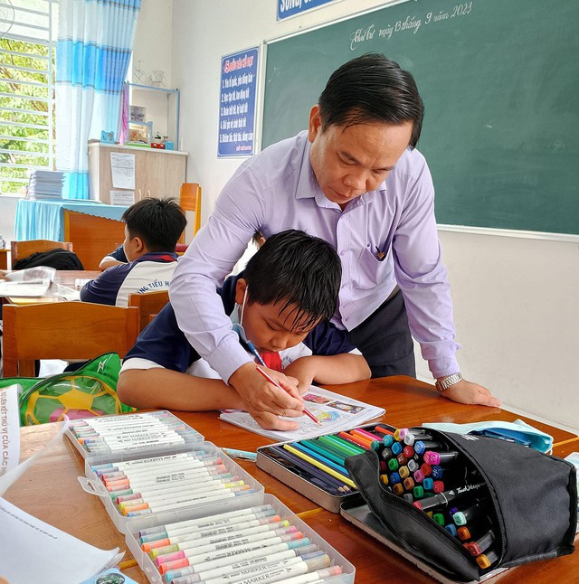 Thầy Nguyễn Nhựt Tân hiện dạy môn Mỹ thuật tại Trường Tiểu học thị trấn Phong Điền 1 Thầy Nguyễn Nhựt Tân hiện dạy môn Mỹ thuật tại Trường Tiểu học thị trấn Phong Điền 1