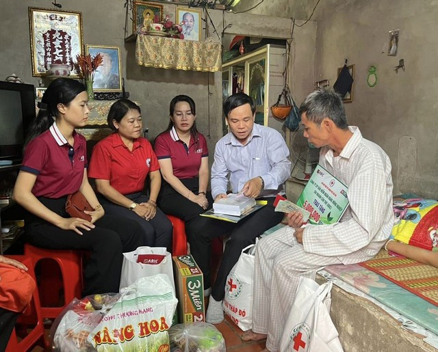 Thầy Nguyễn Nhựt Tân và đại diện đoàn thể địa phương trao tiền giúp đỡ người có hoàn cảnh khó khăn Thầy Nguyễn Nhựt Tân và đại diện đoàn thể địa phương trao tiền giúp đỡ người có hoàn cảnh khó khăn