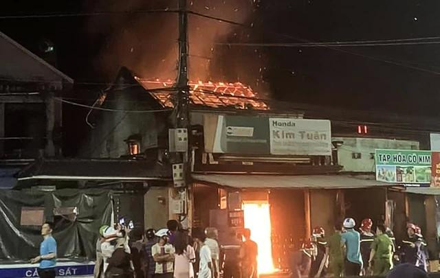 Lửa bao trùm căn nhà, thiêu rụi nhiều tài sản