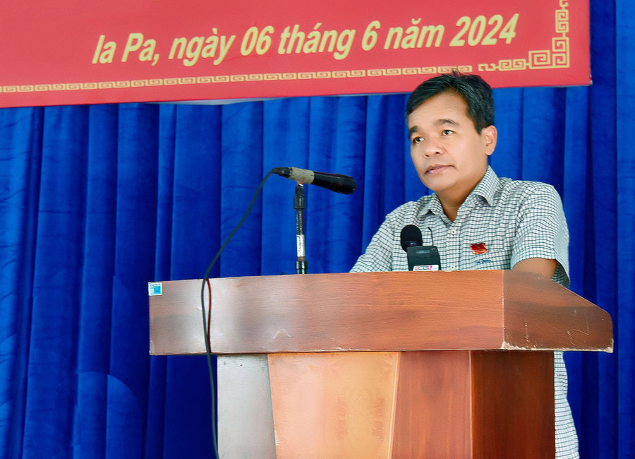 Ủy viên Ban Chấp hành Trung ương Đảng, Bí thư Tỉnh ủy, Chủ tịch HĐND tỉnh Hồ Văn Niên phát biểu kết luận buổi tiếp xúc cử tri. Ảnh: Đ.T