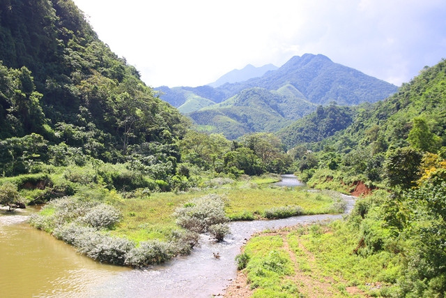 Sông Sê Păng Hiêng là con sông nhỏ, chảy ngược về phía tây Sông Sê Păng Hiêng là con sông nhỏ, chảy ngược về phía tây