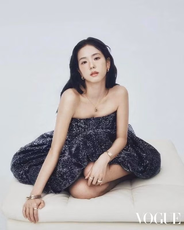 Mái tóc tạo hiệu ứng bết dính thả lơi sang phía sau vừa đơn giản mà lại cực kì ăn nhập với tổng thể.