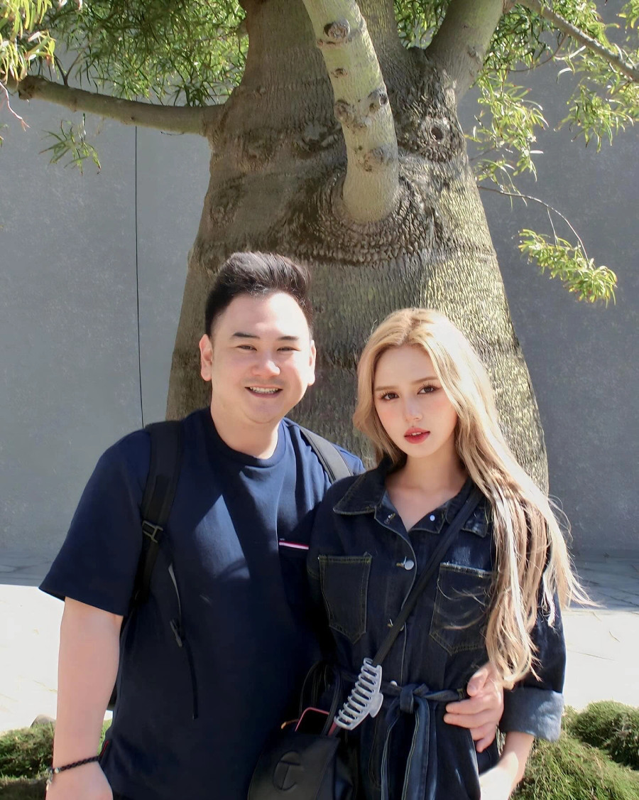 Ngoài các hoạt động nghệ thuật, cô gái sinh năm 2002 còn được chú ý bởi cuộc hôn nhân với Xemesis - người được đồn đoán là streamer có thu nhập cao nhất hiện tại. Đám cưới của cặp đôi được tổ chức hồi năm 2020. Thời điểm đó, Xoài Non từng được mọi người chú ý khi diện váy cưới đính kim cương trị giá 28 tỉ đồng Ngoài các hoạt động nghệ thuật, cô gái sinh năm 2002 còn được chú ý bởi cuộc hôn nhân với Xemesis - người được đồn đoán là streamer có thu nhập cao nhất hiện tại. Đám cưới của cặp đôi được tổ chức hồi năm 2020. Thời điểm đó, Xoài Non từng được mọi người chú ý khi diện váy cưới đính kim cương trị giá 28 tỉ đồng