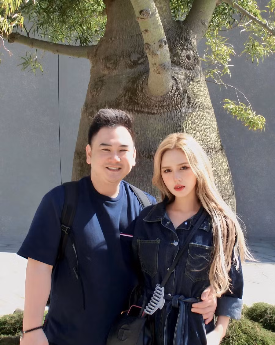 Ngoài các hoạt động nghệ thuật, cô gái sinh năm 2002 còn được chú ý bởi cuộc hôn nhân với Xemesis - người được đồn đoán là streamer có thu nhập cao nhất hiện tại. Đám cưới của cặp đôi được tổ chức hồi năm 2020. Thời điểm đó, Xoài Non từng được mọi người chú ý khi diện váy cưới đính kim cương trị giá 28 tỉ đồng