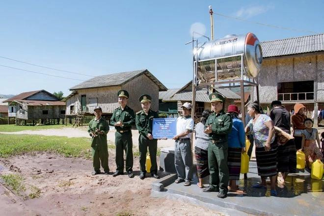 Bà con dân bản La Lay A Sói vui mừng nhận công trình nước sạch do bộ đội biên phòng VN tặng Bà con dân bản La Lay A Sói vui mừng nhận công trình nước sạch do bộ đội biên phòng VN tặng