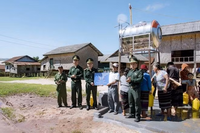 Bà con dân bản La Lay A Sói vui mừng nhận công trình nước sạch do bộ đội biên phòng VN tặng